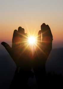 La luz que se despierta en tú interior al realizar la activación de Kundalini, una terapias holísticas vanguardista.